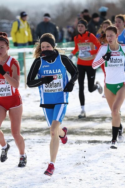 Anna Stefani mit azurblauem Dress im „verschneiten“ Budapest am Start