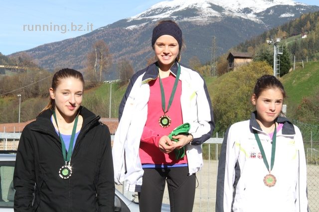 Landesmeisterschaften im Crosslauf der Oberschulen: ein voller Erfolg der Mädchen des ASV Sterzing