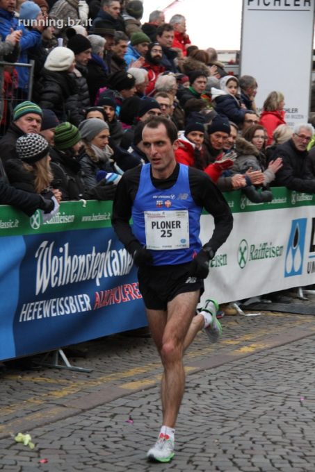 Markus Ploner gewinnt die Jubiläumsauflage (25 Jahre) des Meraner Halbmarathons