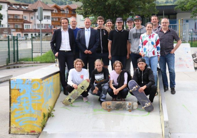 Landesrat Achammer und Bürgermeister Fritz Karl Messner begutachten den Skaterpark in Sterzing