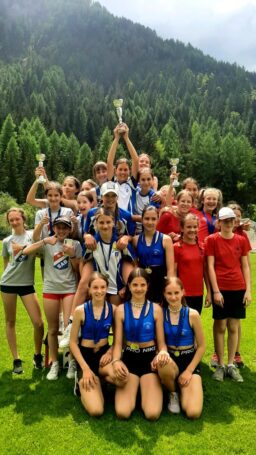 Die Schülerinnen B (U14) gewinnen auf souveräne Art den Mannschaftslandesmeistertitel in St. Christina in Gröden, die Schüler landen auf den zweiten Platz