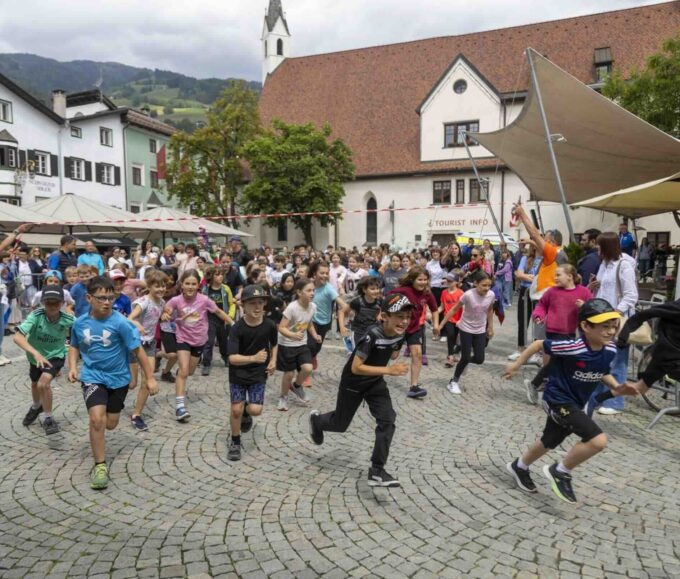 Die Wipptaler Kinder bewegen sich im historischen Stadtkern von Sterzing für einen guten Zweck