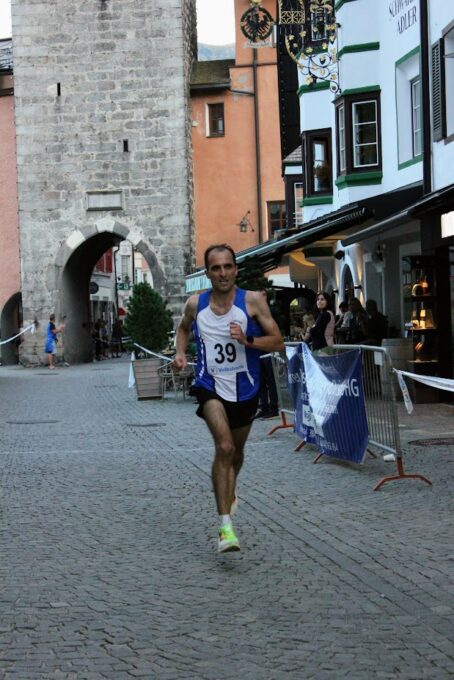 Markus Ploner sichert sich zum vierten Mal den Sterzinger Stadtlauf und führt nun die männliche Ehrentafel der Veranstaltung an