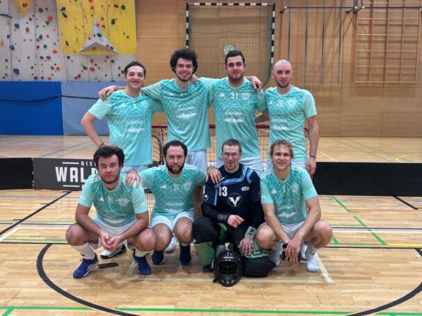 Ein Sieg und eine Niederlage anlässlich des ersten Spieltages im Floorball auf dem Kleinfeld