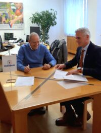 Der bestehende Sponsorvertrag wurde am 23. Dezember 2025 zwischen dem ASV Sterzing und der  Volksbank AG für weitere drei Jahre verlängert