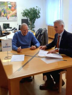 Der bestehende Sponsorvertrag wurde am 23. Dezember 2025 zwischen dem ASV Sterzing und der  Volksbank AG für weitere drei Jahre verlängert