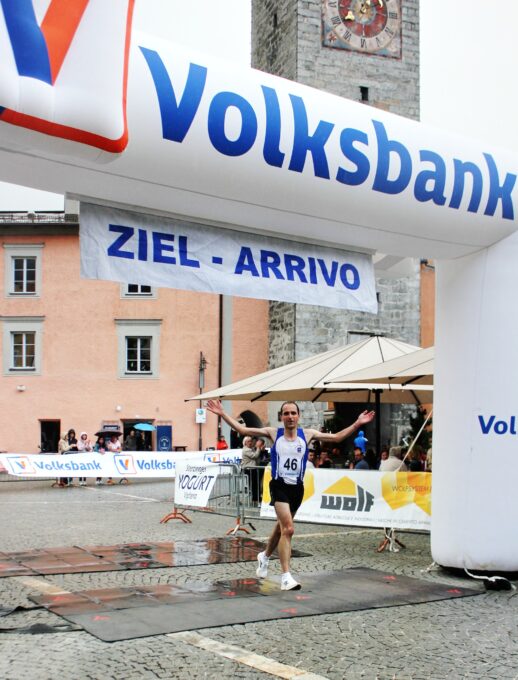 Der ASV Sterzing Volksbank stellt mit Markus Ploner und Lara Vorhauser die Sieger beim 29. Sterzinger Stadtlauf