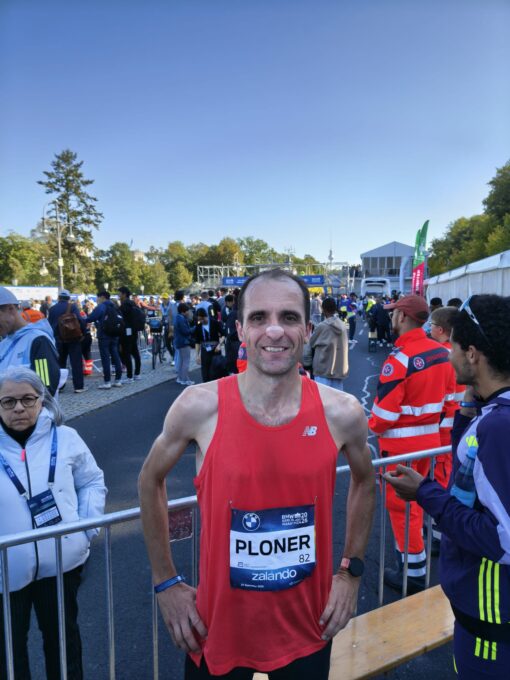 Markus Ploner glänzt bei der 52. Auflage des „Berlin Marathon“ und erobert in seiner Altersklasse (M45) den ausgezeichneten zweiten Platz